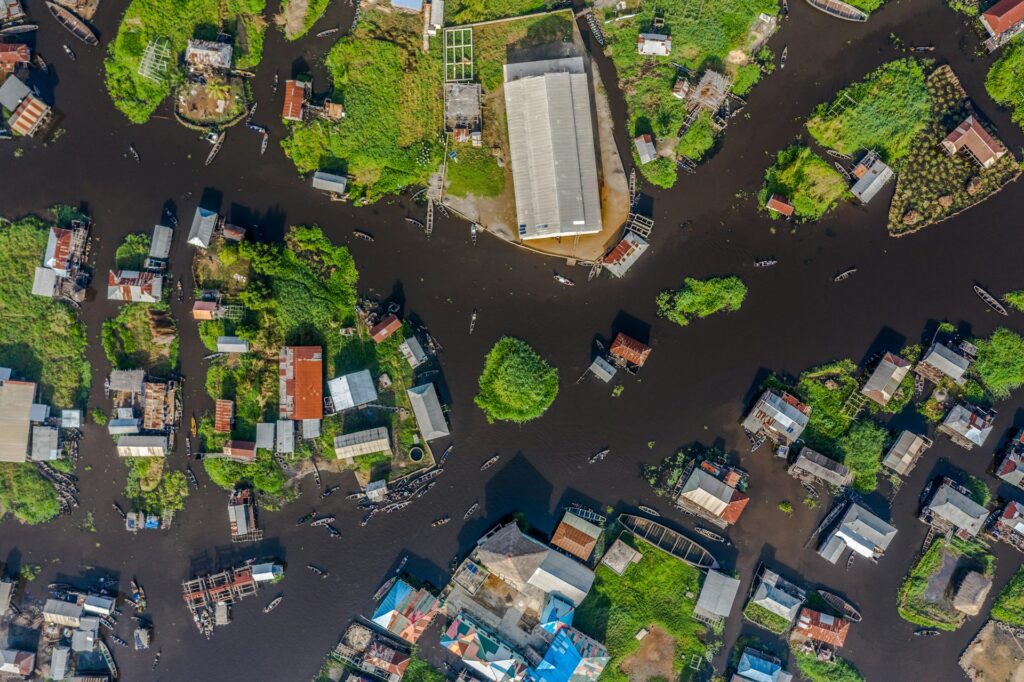 Ganvie (Lake Nokoué, near Cotonou) — A floating village known as “the Venice of Africa,” Ganvie is featured in High on the Hog for its connection to Benin food history and ancestral culinary traditions.
