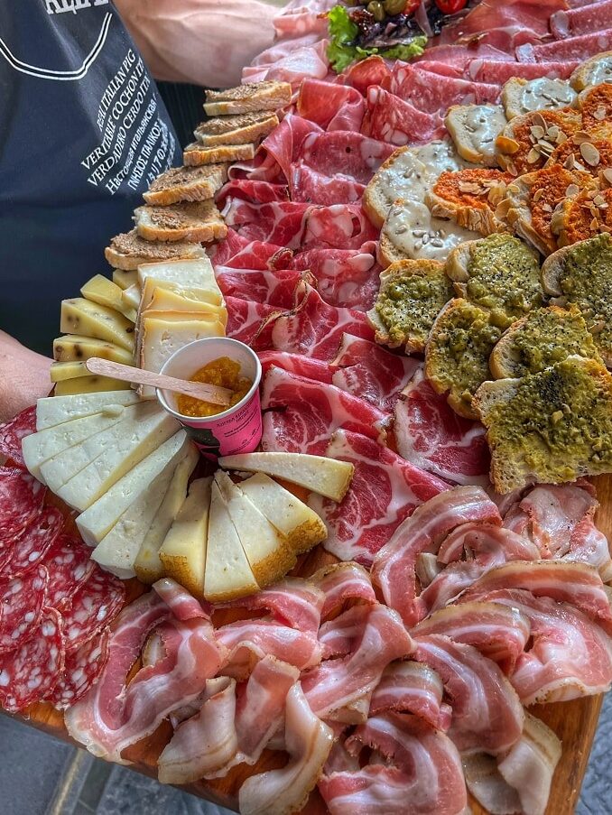 Traditional Italian charcuterie board with cured meats, cheeses, and crostini at La Prosciutteria in Perugia, as seen in Stanley Tucci’s Umbria journey